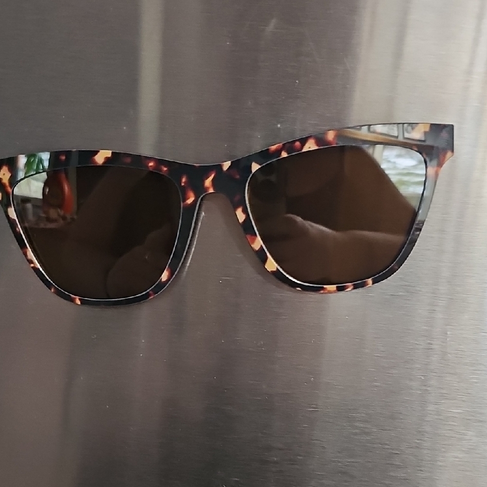 Tortoise Shell Sunglasses Set - image 2